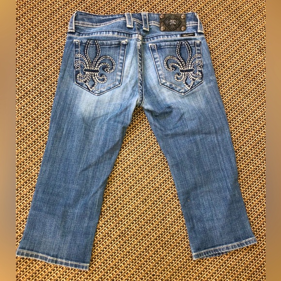 Miss Me Denim - Miss Me Cropped Capri Fleur de Lis Pocket Rhinestone Denim Jeans